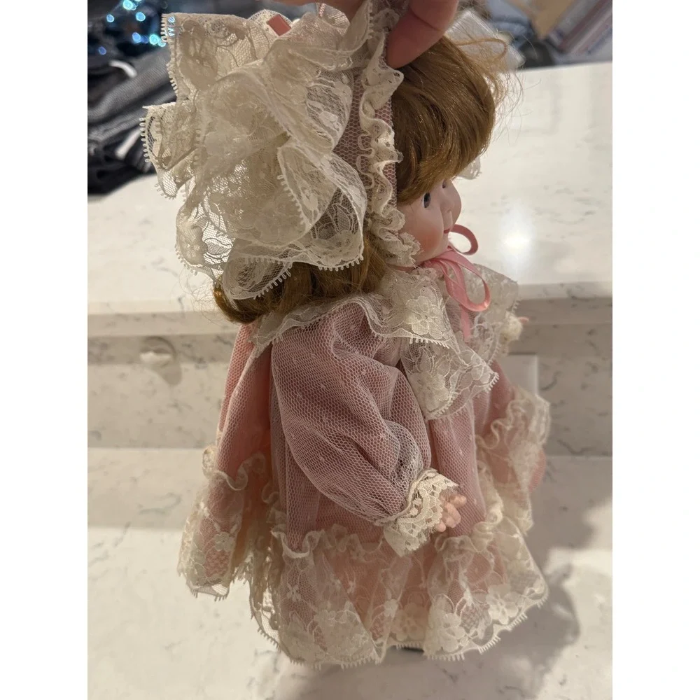 Vintage Mann 1989 Porcelain Doll Pink Lace Dress Bonnet Collectible Toy‎